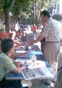 El jefe de Gobierno, Marcelo Ebrard Casaubon, acudió a votar a una casilla instalada en el Parque España