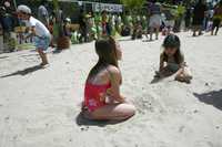 Unas 4 mil 500 personas, en su gran mayoría niñas y niños, acudieron ayer a la playa artificial inaugurada por el jefe de Gobierno, Marcelo Ebrard, en la Alameda del Norte, en la delegación Azcapotzalco