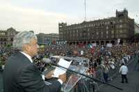 El "presidente legítimo" de México, Andrés Manuel López Obrador, encabezó un mitin en el Zócalo de la ciudad de México para conmemorar el 70 aniversario de la expropiación petrolera y presentar un plan de acción para defender esa industria mediante la resistencia civil pacífica