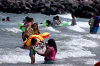 Autoridades de Protección Civil de Veracruz anunciaron que este miércoles podrían cerrar playas, ante el arribo del frente frío número 36, que traerá rachas de viento de entre 80 y 90 kilómetros por hora. Este martes los vacacionistas disfrutaron buen clima. El termómetro llegó a 38 grados centígrados