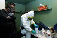 Agentes de la AFI y del Ejército durante un operativo realizado en 2005 en cinco casas de Naucalpan, donde encontraron varios laboratorios de drogas sintéticas