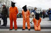 Pacifistas se manifiestan frente a la Casa Blanca con vestimentas de presos de la base de Guantánamo