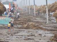 El mal tiempo no ha hecho mella en los vacacionistas de la Playa Bagdad, en Tamaulipas, quienes soportan ráfagas de viento hasta de 75 kilómetros por hora. Se prevé que este balneario recibirá 200 mil visitantes entre el jueves y el domingo