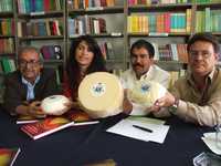 La recopilación también pretende llamar la atención sobre el futuro del queso artesanal genuino. De izquierda a derecha, Alfredo Cesín, del Colegio de Posgraduados; Angélica Espinoza, de la Universidad Autónoma del Estado de México, y Fernando Cervantes y Abraham Villegas de Gante, investigadores de la UACh