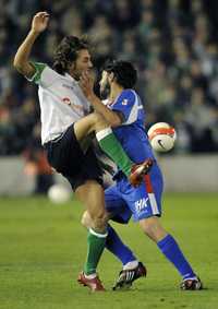 Cosmin Contra (derecha), jugador del Getafe, disputa cuerpo a cuerpo el balón con Óscar Serrano, del Racing, en el césped de El Sardinero. En el partido se disputó un boleto para la final de la Copa del Rey