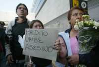 La mamá y familiares de Verónica Velázquez, fallecida en Ecuador durante el ataque de Colombia a un campamento de las FARC, a su llegada al aeropuerto del DF luego de recoger las cenizas de la estudiante de la UNAM