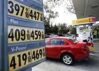 Cotizaciones de la gasolina ayer, en una estación de servicio de Menlo Park, California. Los estadunidenses enfrentan el aumento de precios de los alimentos, la incertidumbre en sus puestos de trabajo y el peligro de perder sus casas, además de sufrir el rápido incremento de la gasolina