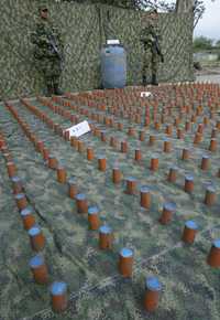 Soldados resguardan cerca de 700 minas antipersonales que fueron arrebatadas a las FARC en la provincia de Florida, al oeste de Colombia