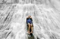 Una mujer se refresca en la represa Wawa,  en Montalbán, al oriente de Manila, Filipinas