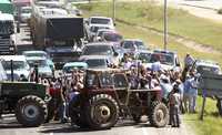 Los manifestantes adelantaron este sábado que endurecerán sus acciones. En la imagen, bloqueo de campesinos en las afueras de la ciudad de Córdoba, 700 kilómetros al norte de Buenos Aires, el pasado día 16