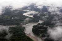 Vista aérea del poblado de San Miguel y el río Putumayo en la frontera entre Colombia y Ecuador