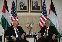 El presidente palestino, Mahmoud Abbas, derecha y el vicepresidente de Estados Unidos, Dick Cheney, ayer, durante una reunión en la ciudad cisjordana de Ramallah