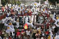 Cientos de personas conmemoraron ayer en San Salvador el 28 aniversario del asesinato del arzobispo Oscar Arnulfo Romero a manos de un escuadrón de la muerte en los inicios de la guerra civil que duró más de una década en el país centroamericano y que dejó unos 75 mil muertos