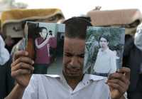 Un iraquí muestra fotos de dos de sus hermanos fallecidos durante un ataque con coche bomba en un funeral en Bagdad, el domingo pasado. Un suicida provocó el deceso de al menos seis personas y dejó heridas a otras 10 cerca de una gasolinera en el distrito de Shula, al este de la capital iraquí