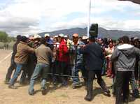 Miembros del EMP vestidos de civil se enfrentaron con habitantes de la ribera de la preso Endhó, en Hidalgo, quienes gritaron a Felipe Calderón sus demandas