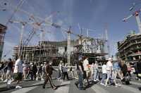 Turistas caminan frente la construcción del MGM Mirage’s CityCenter en Las Vegas