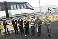 Al centro, el presidente Felipe Calderón, quien ayer inauguró la Terminal 2 del aeropuerto capitalino. Lo acompañan, entre otros, los secretarios de Comunicaciones, Luis Téllez, y de Turismo, Rodolfo Elizondo