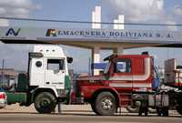 Camiones bloquean la entrada a un edificio de la aduana de Santa Cruz, departamento que plantea la autonomía ante el gobierno boliviano