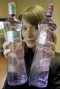 En una tienda de San Petersburgo, una empleada muestra la glamorosa y tradicional bebida rusa