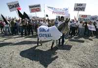 Campesinos se manifiestan contra el gobierno y el Banco Central chilenos en la ciudad de Rancagua