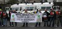 Protesta de republicanos irlandeses por la visita a Armagh, Irlanda del Norte, de la reina británica Isabel II y el príncipe Felipe. La policía norirlandesa montó una guardia de seguridad durante esta semana en ese territorio en prevención de manifestaciones y un intento de atentado a la soberana