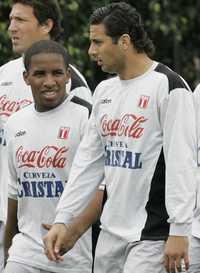 Jefferson Farfán y Claudio Pizarro, dos de los cuatro sancionados, no estarán en la selección de Perú en ocho fechas de las eliminatorias mundialistas; se comprobó que tuvieron una "fiesta con alcohol y mujeres" durante una concentración