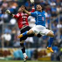 Jorge Villalpando y César Villaluz reflejan la intensa lucha que se vivió ayer en el estadio Azul