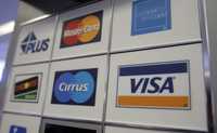 Distintas marcas de tarjetas de crédito se observan en un cajero automático en San José, California
