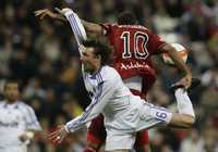 Gabriel Heinze, quien puso en ventaja al Real Madrid a los siete minutos, fue despojado del balón por Luis Fabiano, del Sevilla