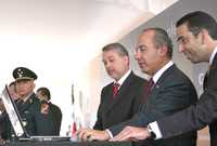 El presidente Felipe Calderón, flanqueado por el gobernador de Jalisco, Emilio González Márquez, y el secretario del Trabajo, Javier Lozano