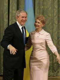 Bush y la primera ministra ucraniana, Yulia Timoshenko, posan en Kiev para la prensa internacional