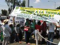 Campesinos de la Unión Nacional de Trabajadores Agrícolas instalaron un plantón en la delegación de la Secretaría de Desarrollo Social en Cuernavaca, a la que acusaron de usar fondos federales para apoyar al Partido Acción Nacional