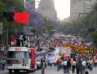 Trabajadores de la Universidad Autónoma Metropolitana marcharon ayer hacia el Zócalo