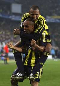 Deivid de Souza (abajo) festeja con su compañero Mehmet Marco Aurelio el gol que le anotó al Chelsea