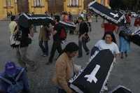 Aproximadamente medio centenar de adherentes a la otra campaña marcharon con ataúdes de cartón por las calles de San Cristóbal, para exigir que se libere a los indígenas que se mantienen en huelga de hambre en penales de Chiapas y Tabasco