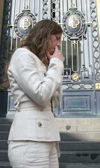 La diputada local Paula Soto, del PAN, fuma a las afueras del recinto          legislativo
