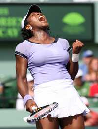 La tenista estadunidense Serena Williams festeja su triunfo sobre la rusa Svetlana Kuznetsova en el torneo de Miami