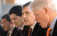 El primer ministro británico Gordon Brown (segundo a la derecha), durante el foro en Watford, Inglaterra, al participar en la sesión titulada Gobierno Progresista, lo acompaña el ex presidente de Estados Unidos, Bill Clinton (primero a la derecha)