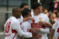 Pável Pardo, entre Cacau (18) y Mario Gómez, dio el pase para el único gol del Stuttgart