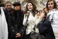 Astrid Betancourt (al micrófono), y la presidenta de Argentina, Cristina Fernández de Kirchner (a la izquierda), encabezaron ayer una de las "marchas blancas" que se desarrollaron en 16 ciudades francesas para pedir a la guerrilla de las FARC entregue a Ingrid Betancourt