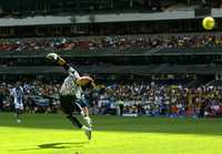 Inútil estirada de Guillermo Ochoa en el tiro mandado por Edy Brambila, para el primer gol de Tuzos