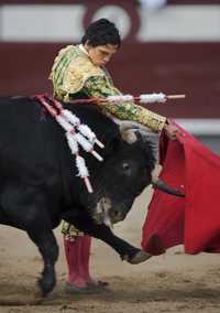 El novillero mexicano Mario Aguilar este domingo en la Plaza de Las Ventas, de Madrid