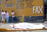 El cadáver de Alán Ariel Correa Núñez yace en la calle de Texcoco, en la colonia Ermita Zaragoza