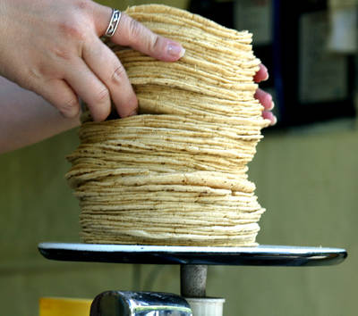 Economía prevé incremento de 50 centavos en la tortilla