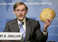 Robert Zoellick mostró una pieza de pan en la reunión del BM-FMI, y explicó que una familia en Yemen invierte una cuarta parte del ingreso diario para adquirirlo, mientras para comprar un saco de arroz de dos kilos una familia en Bangladesh debe ocupar medio día de salario