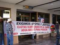 Un grupo de campesinos bloqueó la delegación de la Sagarpa en Sonora en demanda de apoyos para el pago de energía eléctrica y permisos de usos de agua
