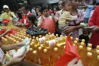 Indonesios compran aceite con descuento en Yakarta. La población ha sido afectada por las alzas constantes a los precios de los alimentos