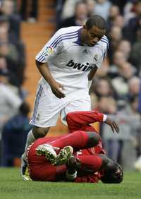 Henok Goitom, del Murcia, yace en el suelo tras una entrada de Marcelo Vieira da Silva, del Real Madrid