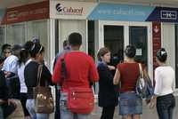 Fila frente a una tienda de celulares ayer en La Habana, al entrar en vigor la decisión del presidente Raúl Castro de eliminar la prohibición de este servicio a la población cubana, como parte de una serie de reformas en la isla