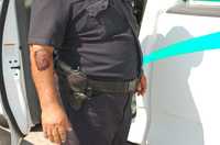 Uno de los policías municipales de Matamoros, con un tatuaje visible que podría excluirlo de recibir aumento salarial y bonos